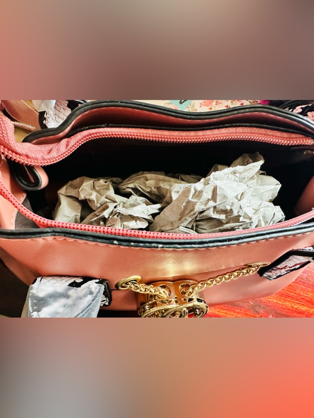 Chic Pink Tote with Snake-Print Trim and Gold Chain Detail - Picture 4 of 6